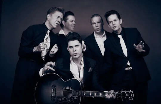 Hyllningsbandet A date with Elvis till Klockargården.