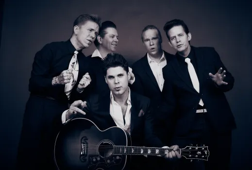 Hyllningsbandet A date with Elvis till Klockargården.