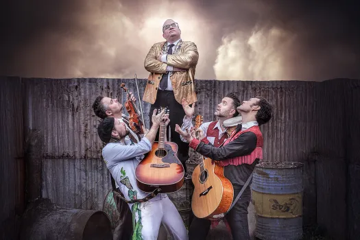 Gruppen Lars Vegas Trio poserar med gitarrer. 