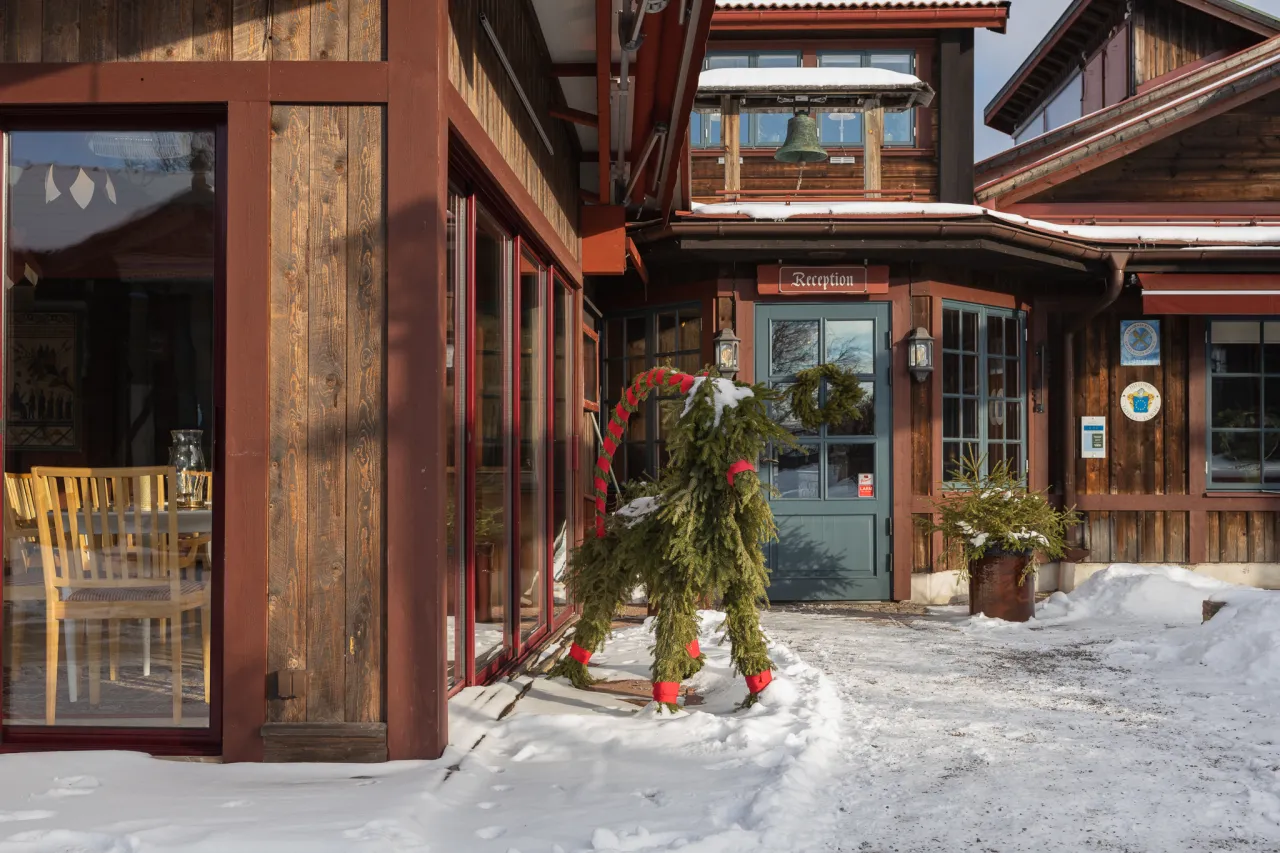 Entré till Klockargården under december med snö och juldekorationer. 