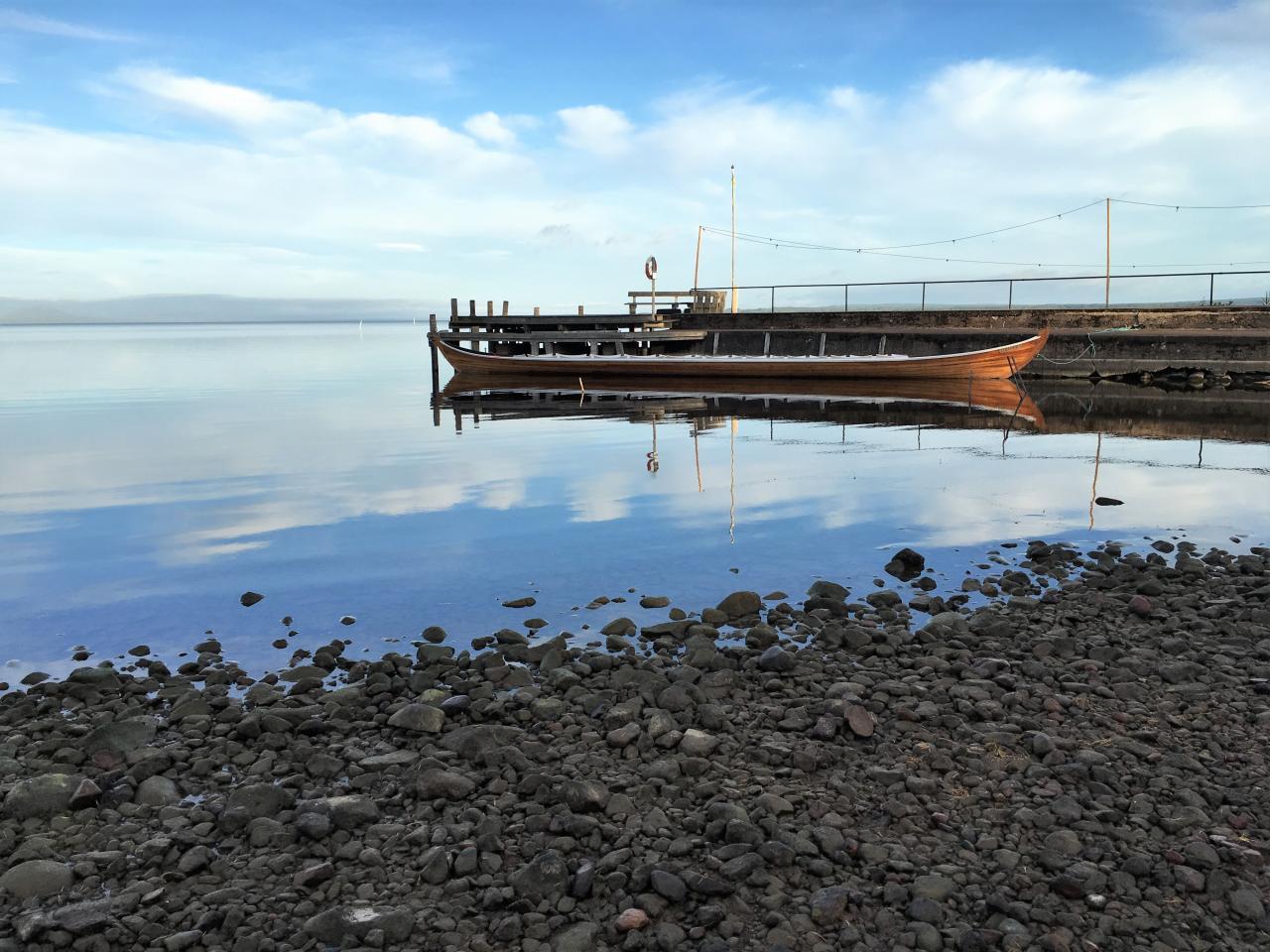 Kyrkbåt vid en brygga i sjön Siljan. 