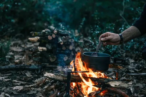 Laga mat över öppen eld i naturen.