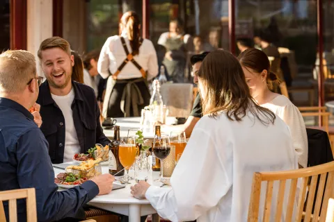 Personal och gäster i restaurangen. 