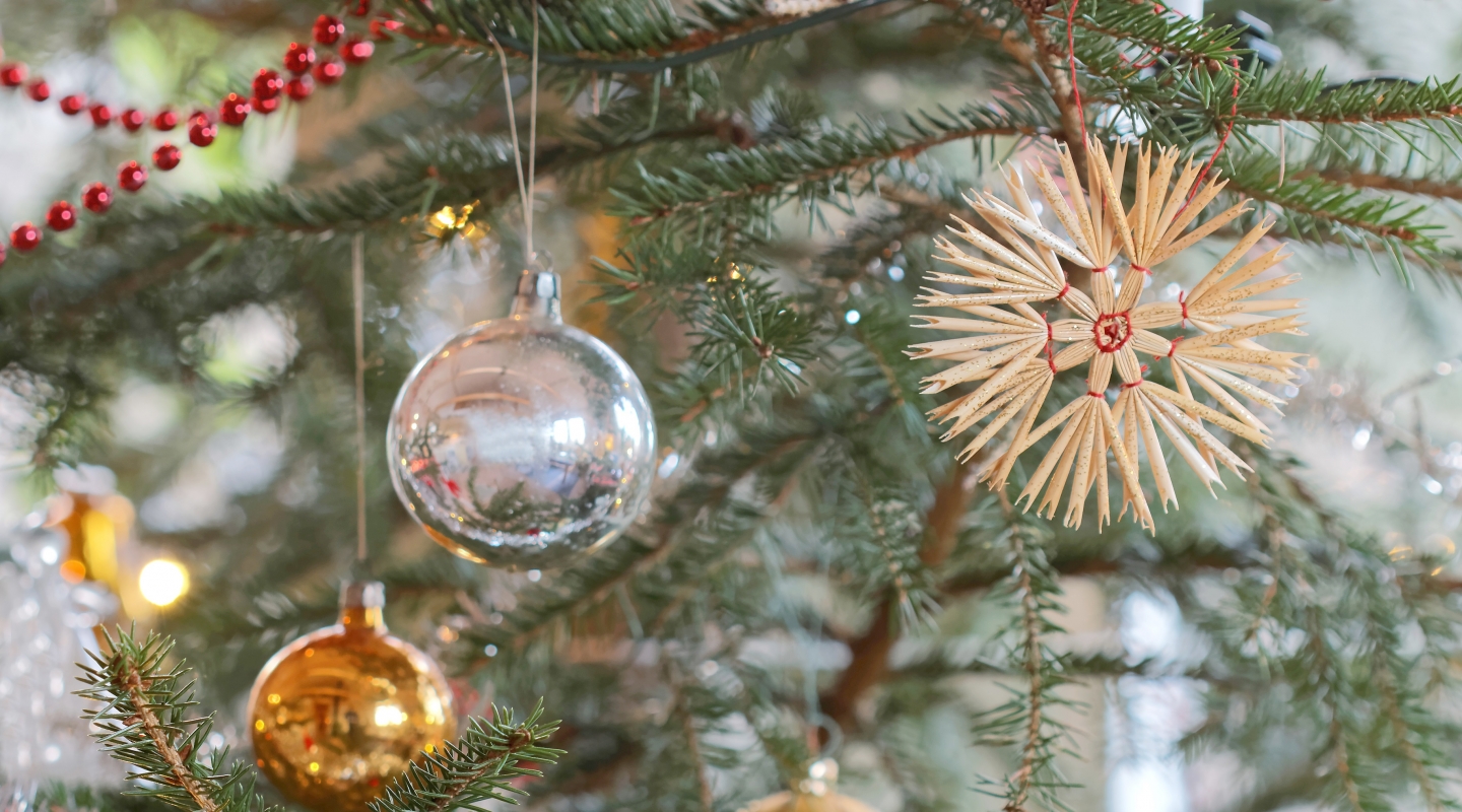 Julgran med dekorationer